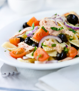 Insalata di  farfalle con pomodoro e tonno - Těstovinový mašličkový salát s rajčaty a tuňákem