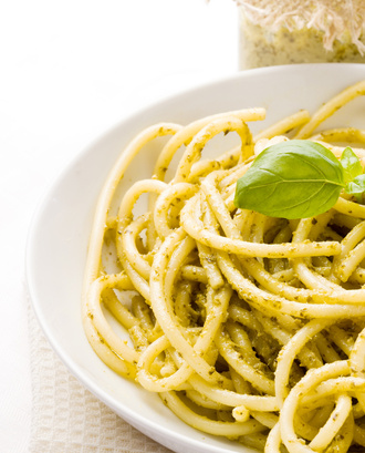 Bucatini al pesto - Bucatini s bazalkovou omáčkou pesto