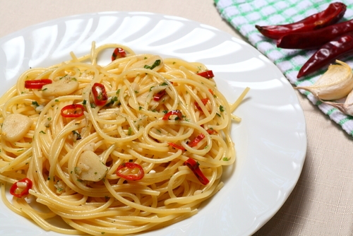 Špagety aglio, olio e peperoncino (Špagety s česnekem, olejem a pálivou paprikou)